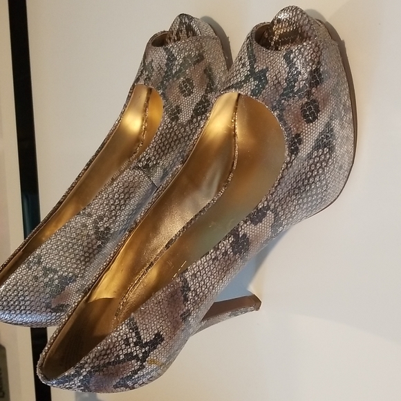 Nine West metallic gold snakeskin peeptoe high heels shoe size 6.5 EUC - Picture 1 of 1